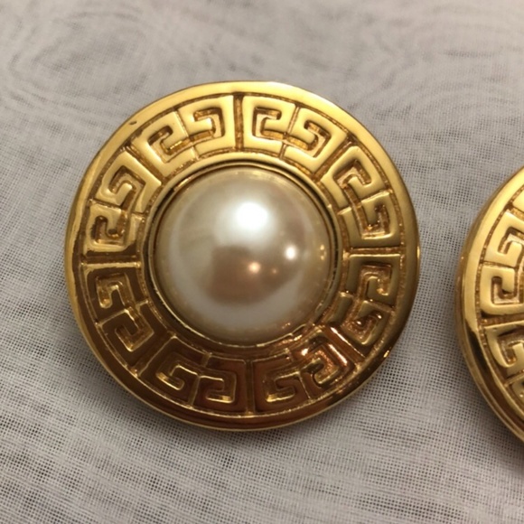 Vintage Circle Givenchy logo clip-on gold tone earrings - Picture 3 of 5